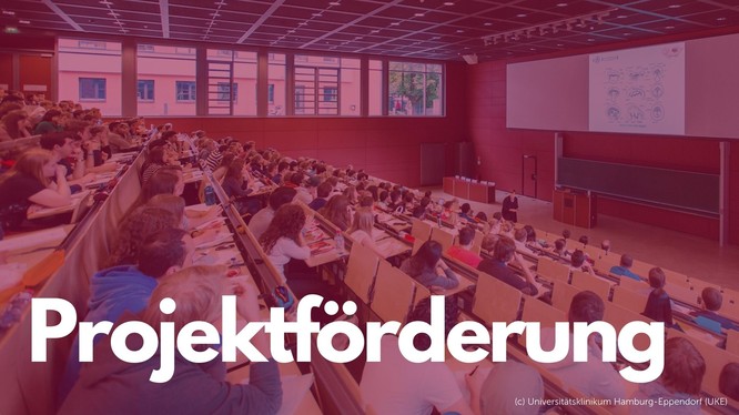 Titelbild: Foto von einem vollbesetzten Hörsaal, darüber ein rotes Overlay mit dem Text: Projektförderung.