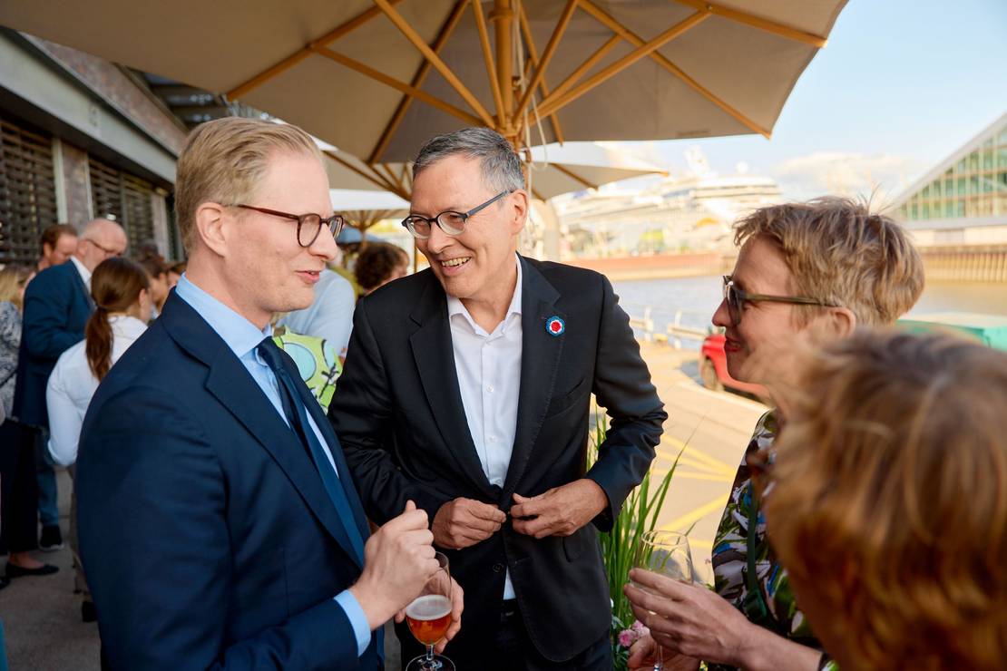 Carl Johann Claussen unterhält sich mit Christian Kuhnt und Sonja Anders.