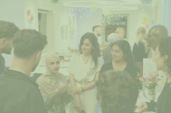 Bild mit Horizonte-Stipendiat:innen im Gespräch bei einer Stiftungsveranstaltung, Foto mit grünem Overlay