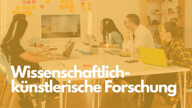 Titelbild mit jungen Leute, die an einem Tisch sitzen und auf eine Präsentation schauen. Darüber ein gelbes Overlay mit dem Text: Wissenschaftlich-künstlerische Forschung.