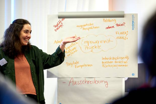 Foto mit einer Stipendiatin am Flipchart