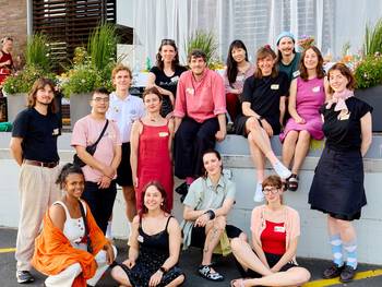 Gruppenfoto des stART.up-Jahrgangs 2026/27