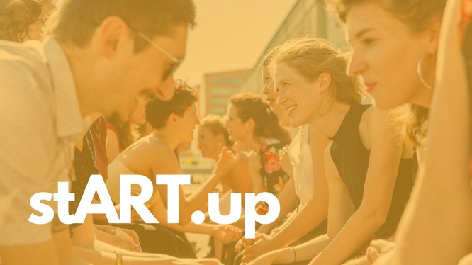 Titelbild mit Stipendiat:innen die sich in einer Reihe gegenübersitzen und lachen. Darüber ein gelbes Overlay mit dem Text: stART.up