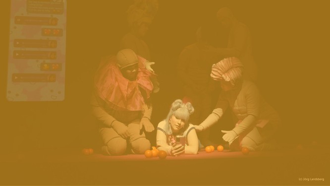 Foto einer Bühnenszene aus der Oper "Doll House". Ein Mädchen liegt auf dem Boden und zwei Personen sprechen mit ihr. Darüber ein gelbes Overlay.