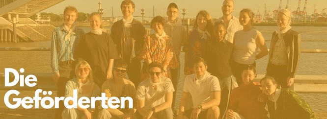 Titelbild mit einem stART.up-Jahrgang vor Elbpanorama, Foto mit gelbem Overlay und Beschriftung: Die Geförderten