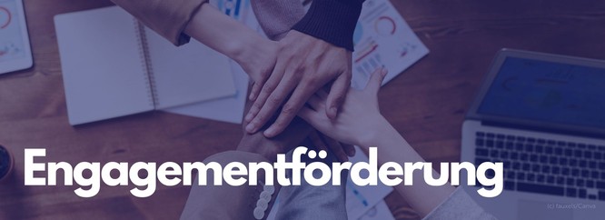 Foto von übereinandergelegten Händen. Darauf ein blaues Overlay mit dem Text: Engagementförderung.