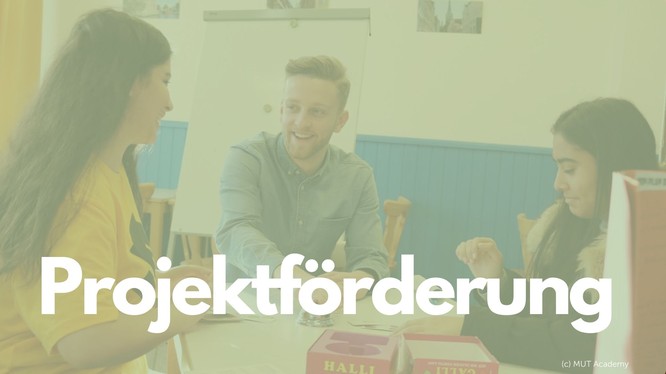 Titelbild mit drei jungen Leuten im Gespräch, über dem Bild liegt ein grünes Overlay mit dem Text: Projektförderung.