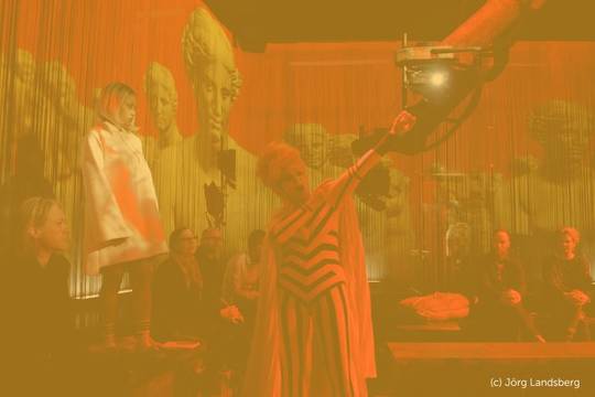 Szenenfoto aus der Kammeroper I.th.A.ka, Foto mit gelbem Overlay