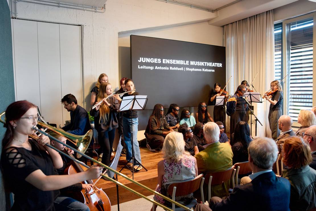 Fot von Kindern, die auf einer Bühne musizieren.