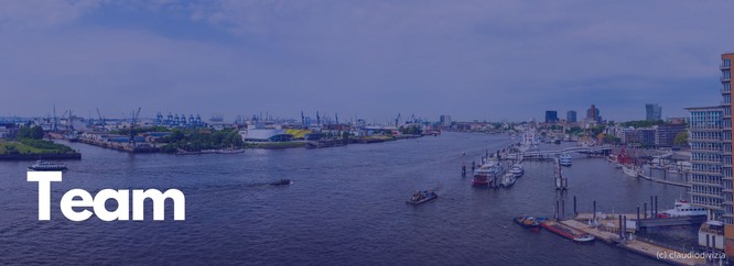 Titelbild. Hafenpanorama mit blauen Overlay. Darauf steht: Team