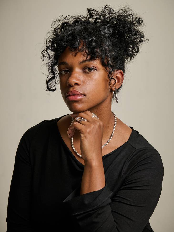 Foto von Mariama Ceesay. Sie blickt direkt in die Kamera.