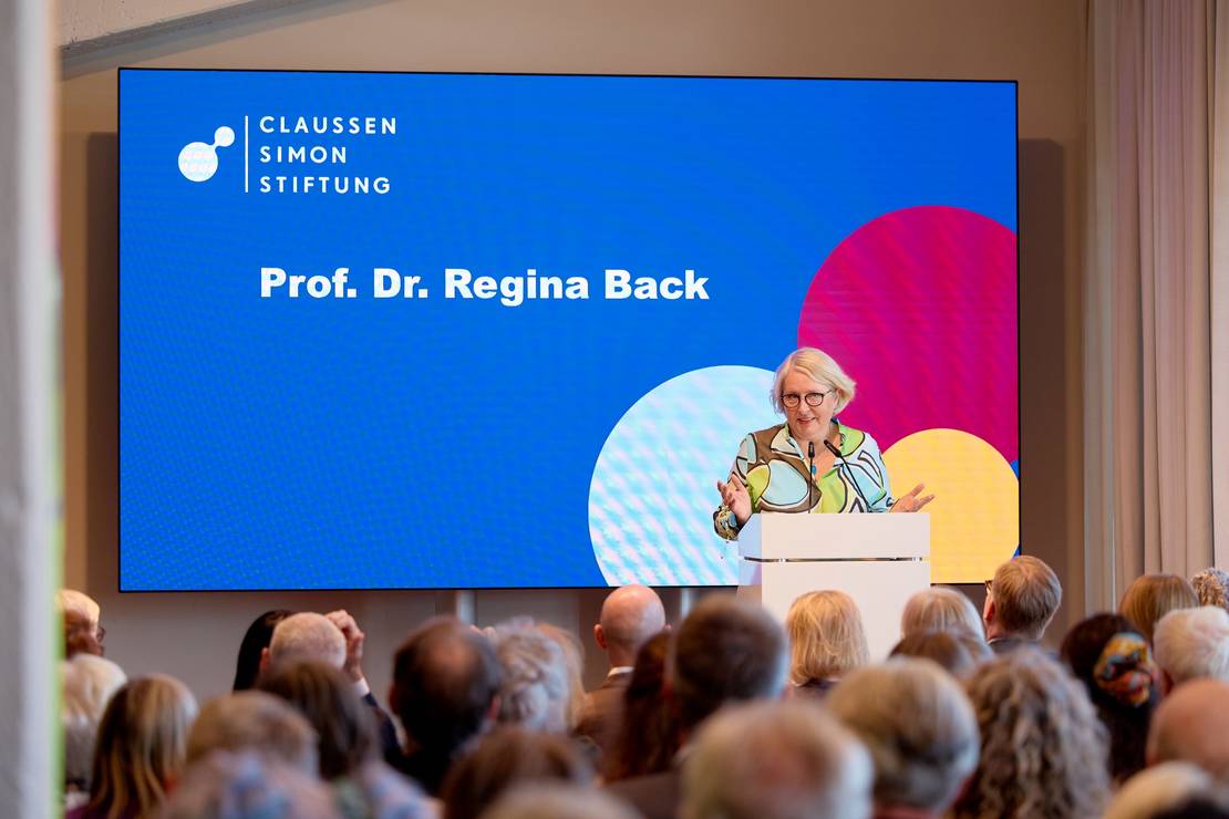 Foto von Prof. Dr. Regina Back auf der Bühne. Sie hält eine Rede.