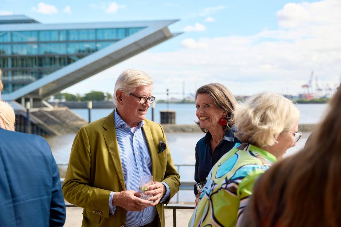 Georg Joachim Claussen unterhält sich mit Dr. Dagmar Entholt-Laudien