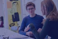 Foto mit zwei Stipendiat:innen im Gespräch, darüber liegt eine transparente blaue Fläche