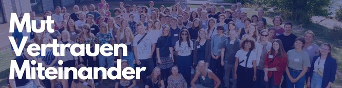 schmales Bild der Teilnehmenden des Stipendiat:innentreffens in Ratzeburg vor der Jugendherberge, Foto mit blauem Overlay und dreizeiligem Text Mut Vertrauen Miteinander