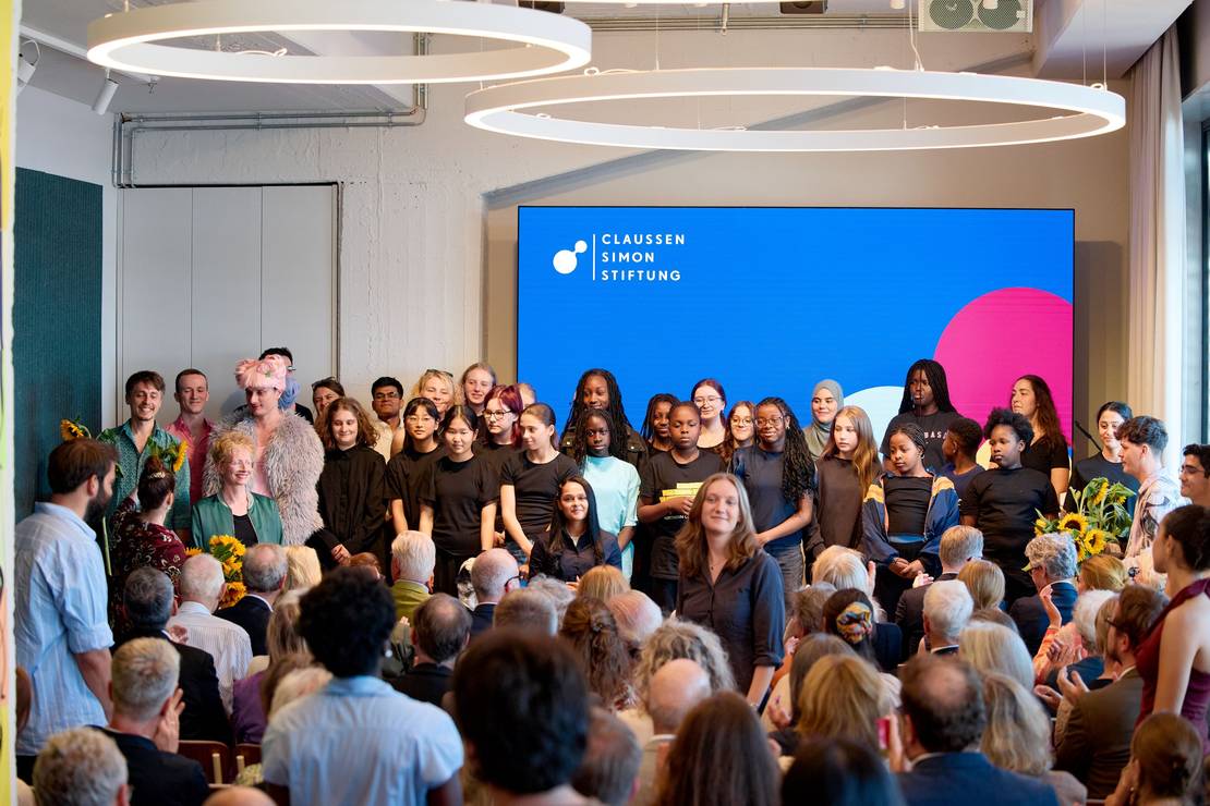 Gruppenfoto von Künstlern und Künslterinnen, die beim Sommerfest aufgetreten sind.