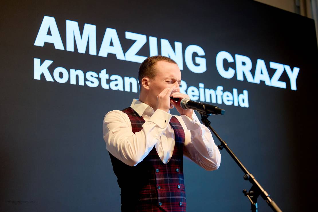 Konstantin Reinfeld spielt Mundharmonika.