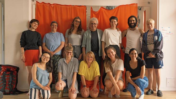 Gruppenfotos von Teilnehmenden des Theater-Workshops.